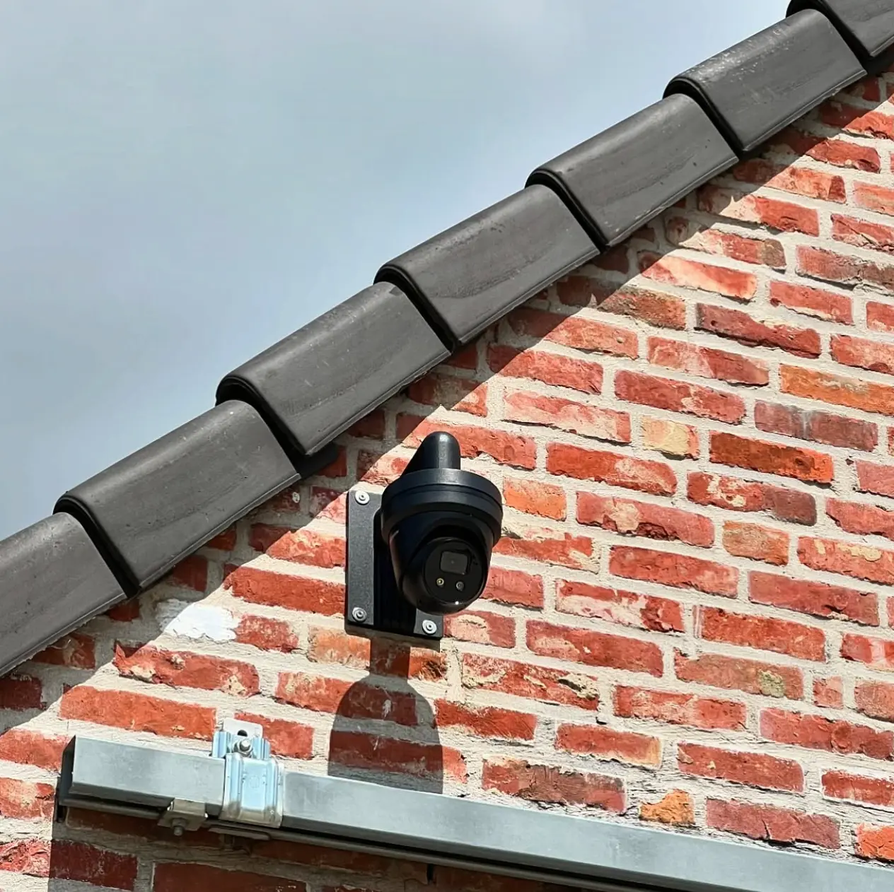 Beveiligingscamera gemonteerd op een woning in residentiele omgeving